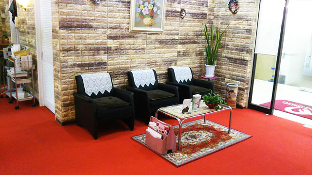 モモタロー本町国際ビル店の店内待合場所の写真。床には赤い絨毯が敷かれている。