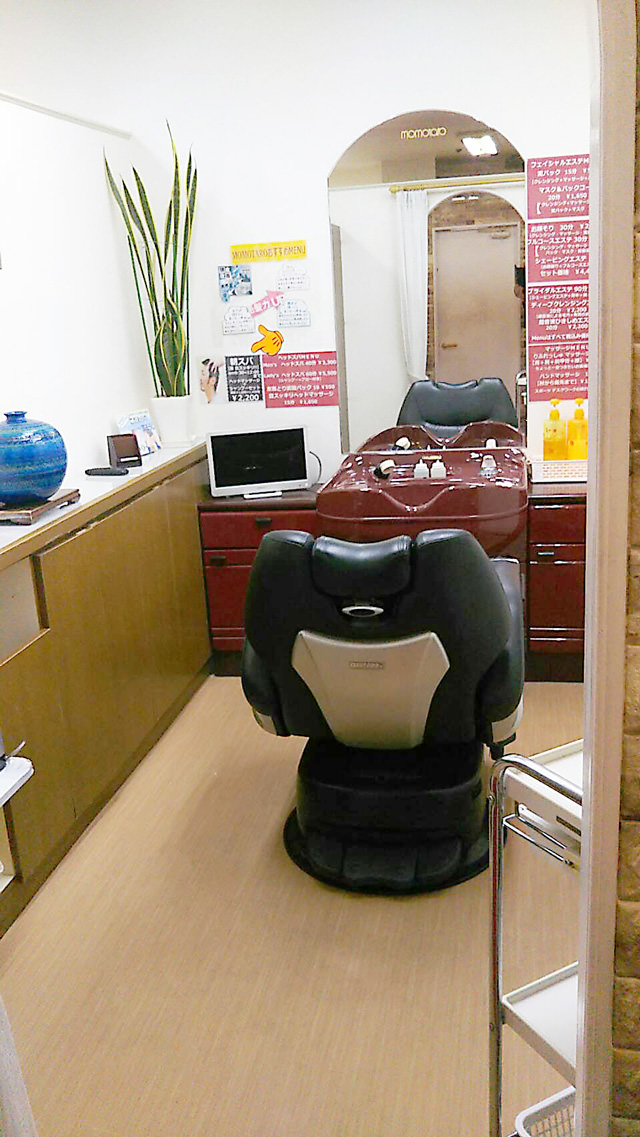 本町国際ビル店の施術室。個室の中に専用の椅子と洗面台が設置されている。
